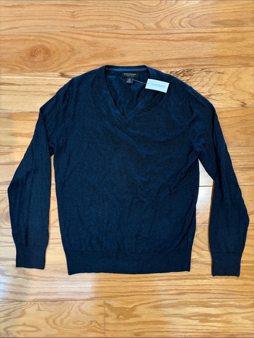 Banana Republic Men's V-Neck Sweater in Navy Blue. New. silk, cotton, cashmere.